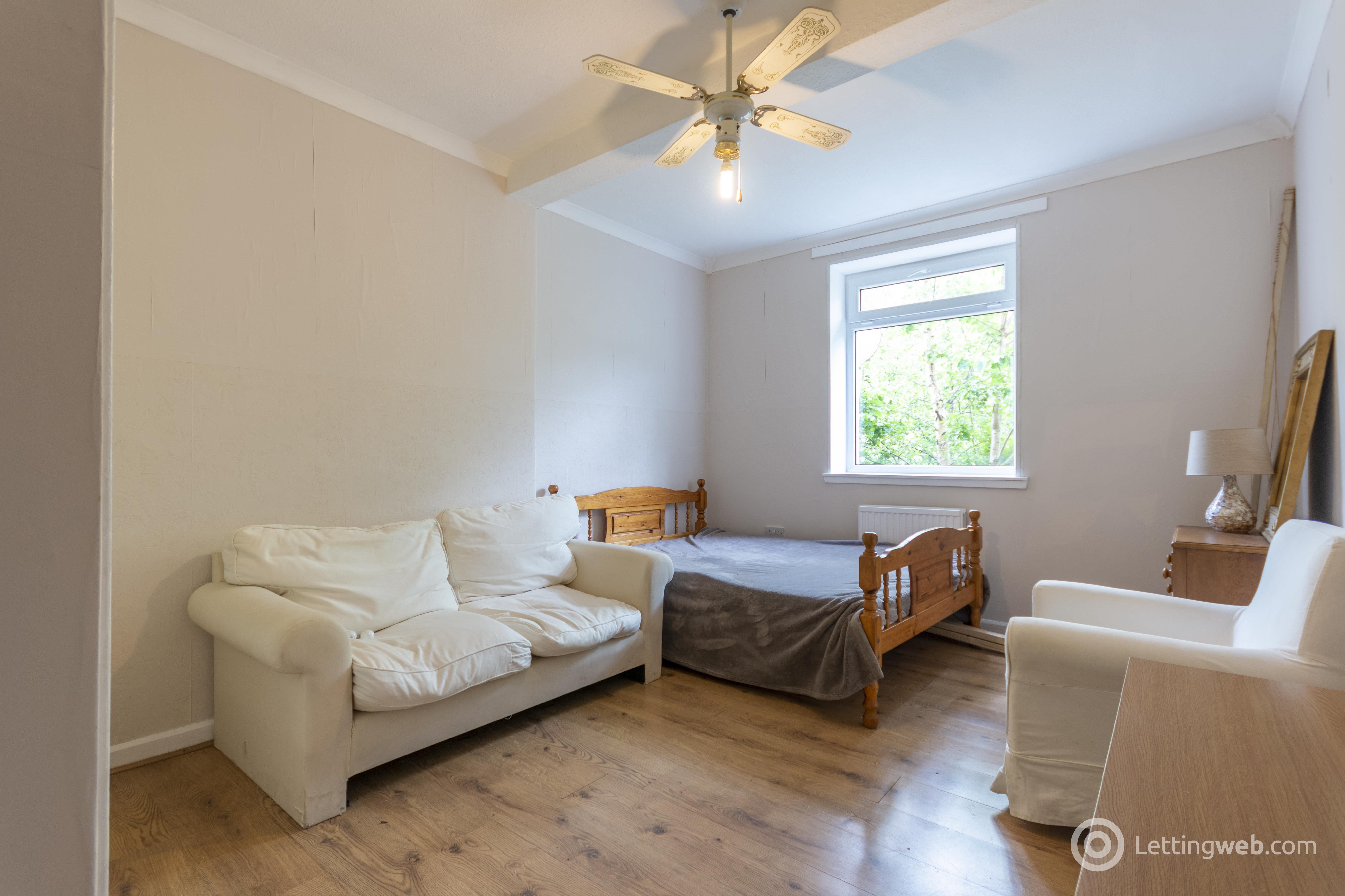 Flat West Pilton Avenue in Edinburgh