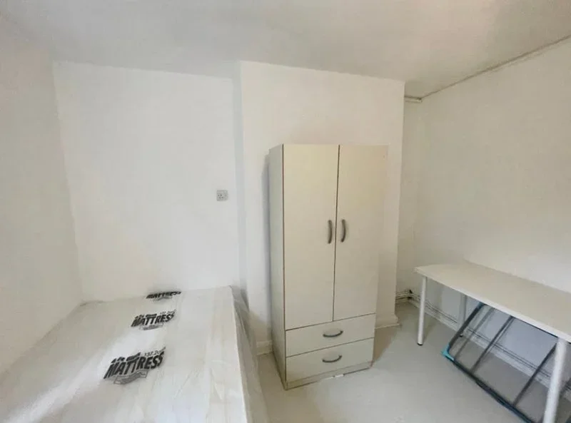 Room Pigott Street in Greater London