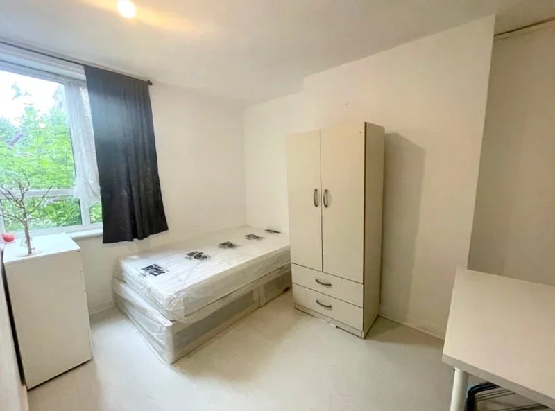 Room Pigott Street in Greater London