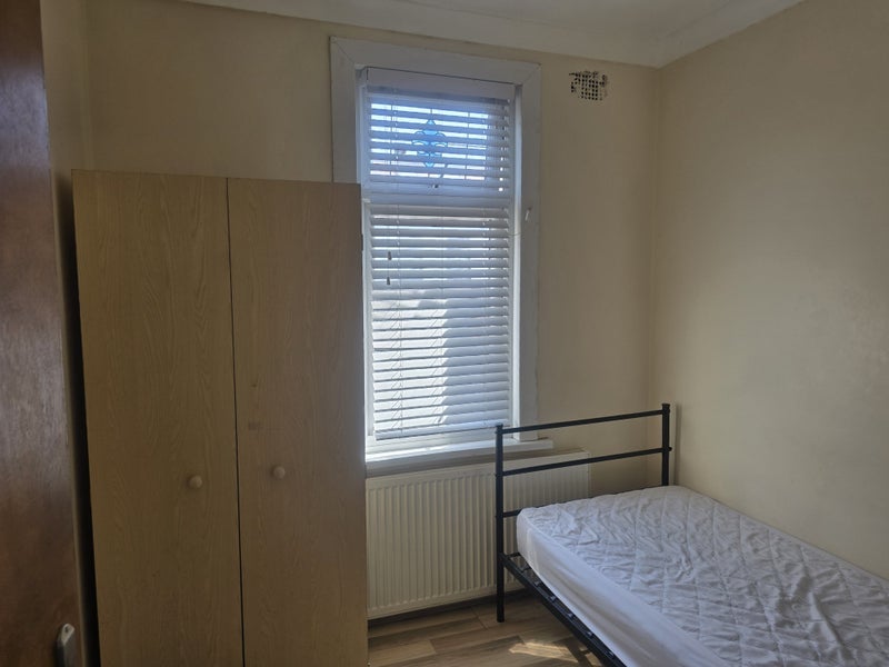 Room Gardner Road in Greater London