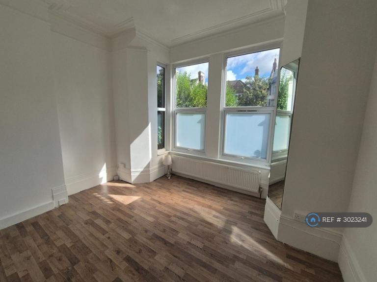 Flat Ferme Park Road in Greater London