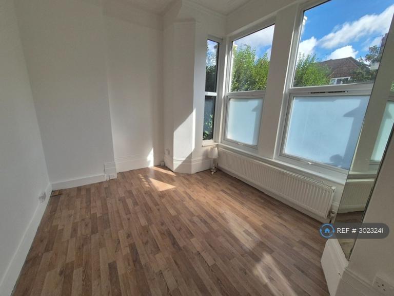 Flat Ferme Park Road in Greater London