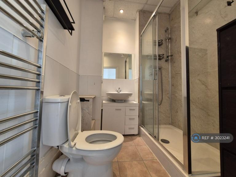 Flat Ferme Park Road in Greater London