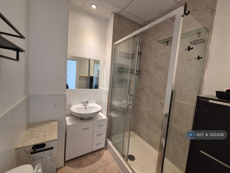 Flat Ferme Park Road in Greater London