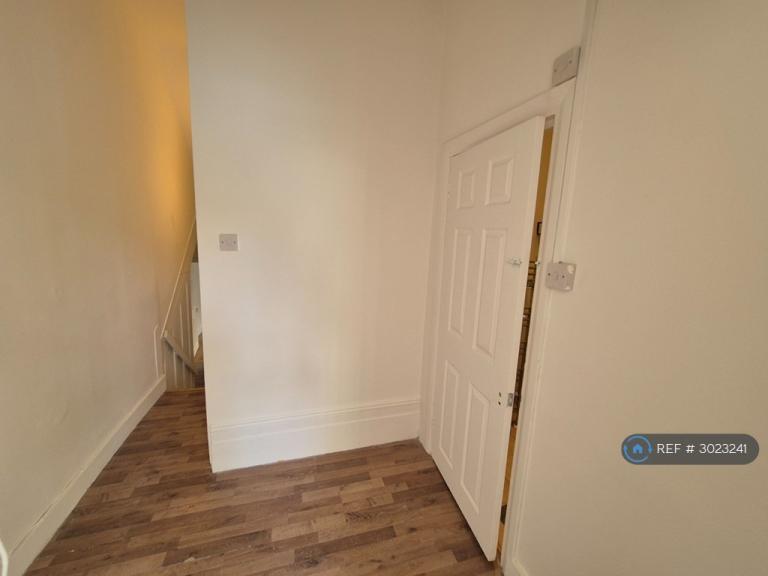 Flat Ferme Park Road in Greater London