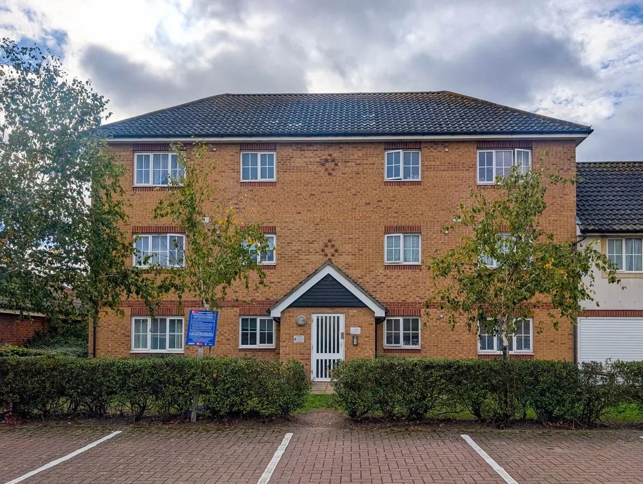 Flat Barnham Drive in Greater London