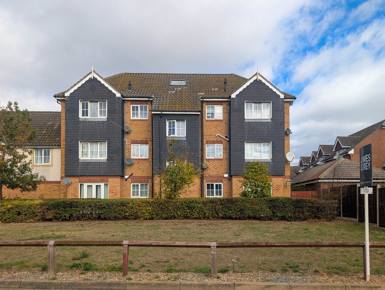 Flat Barnham Drive in Greater London