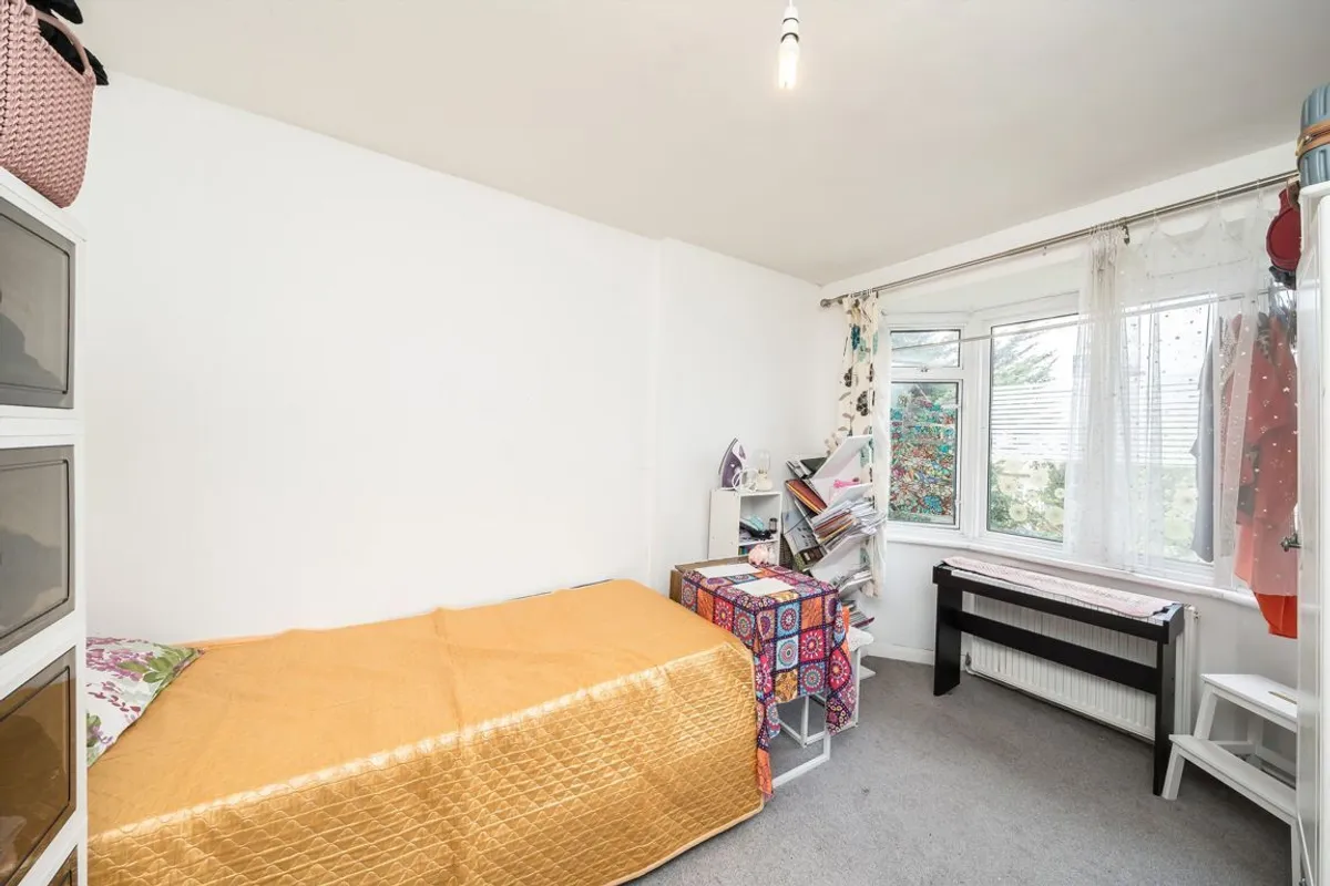 Flat Errol Gardens in Greater London