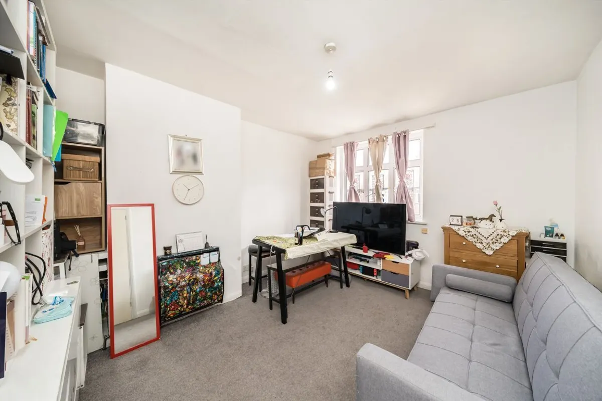 Flat Errol Gardens in Greater London