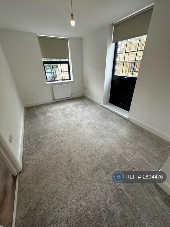 Flat Pluckley Road in Ashford