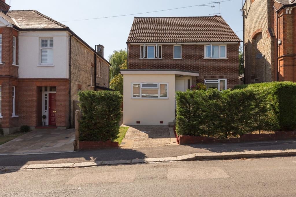 Flat Woodville Road in Greater London