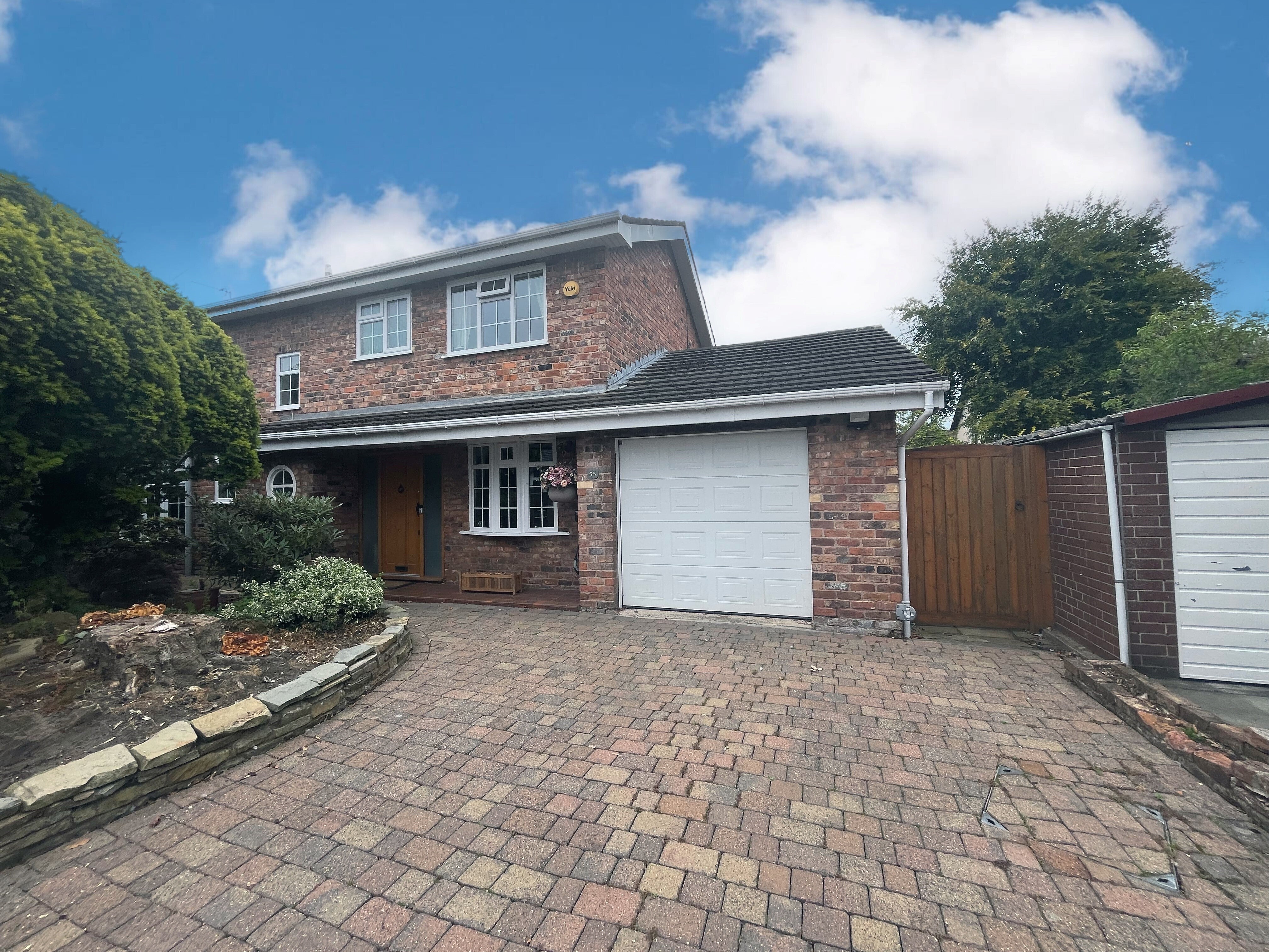 Flat Ennismore Road in Crosby