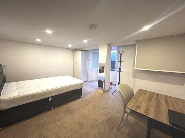 Room Waterloo Road in Gillingham
