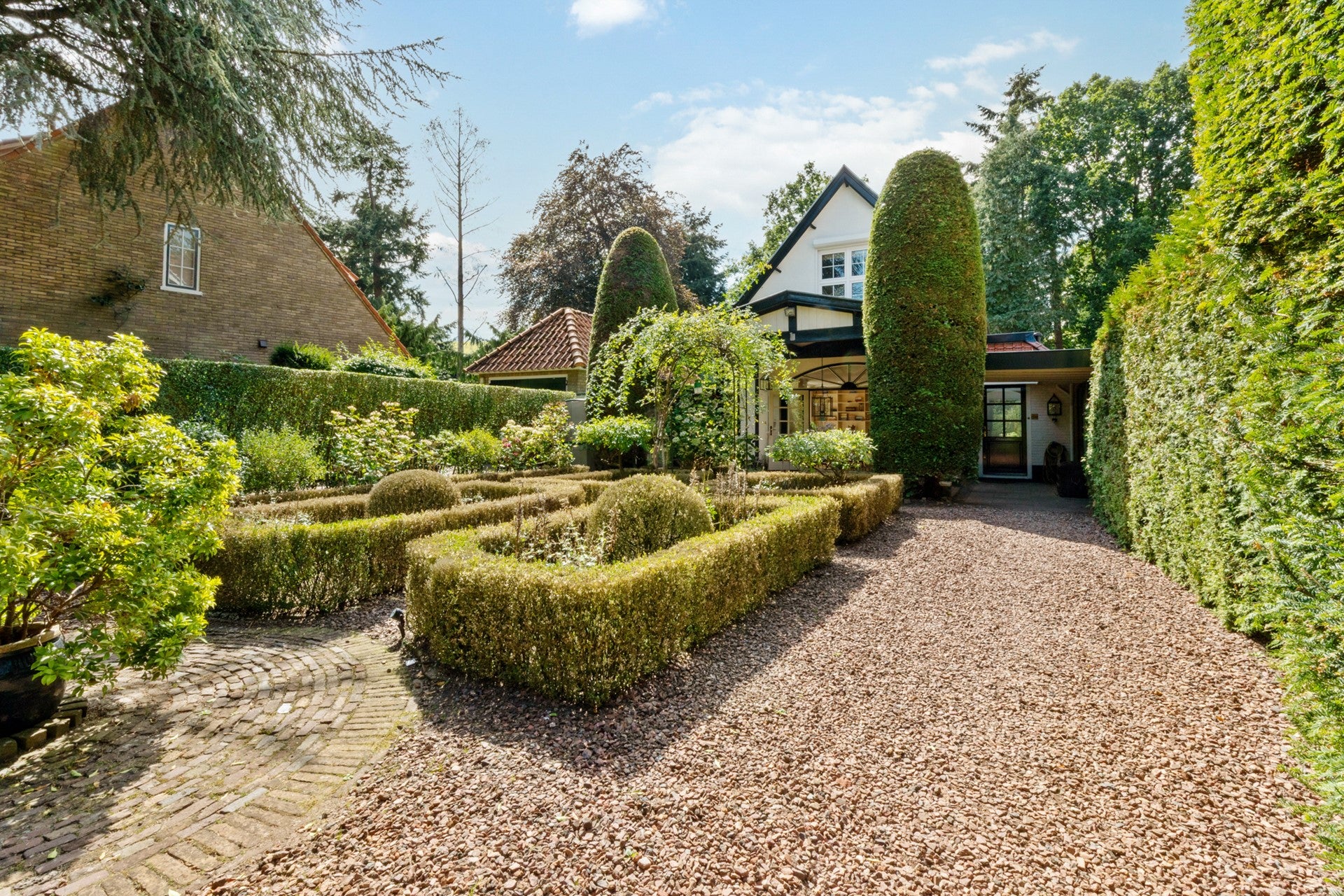 Hoekwoning te koop: Koningin Emmalaan 11, Bussum