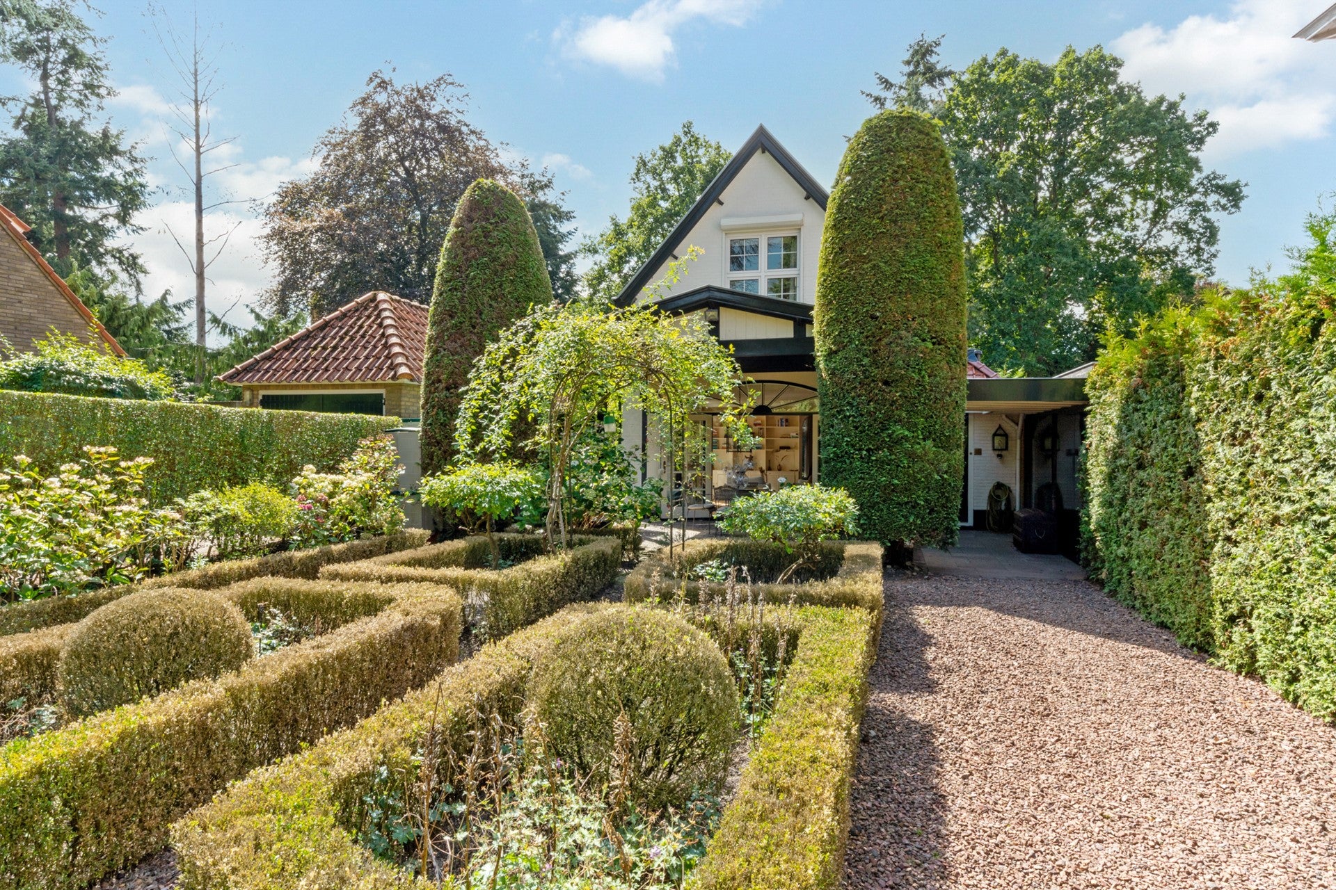 Hoekwoning te koop: Koningin Emmalaan 11, Bussum