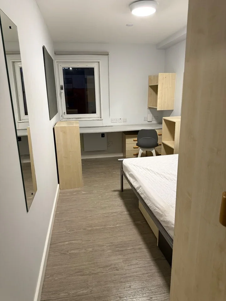 Room Hathersage Road in Manchester