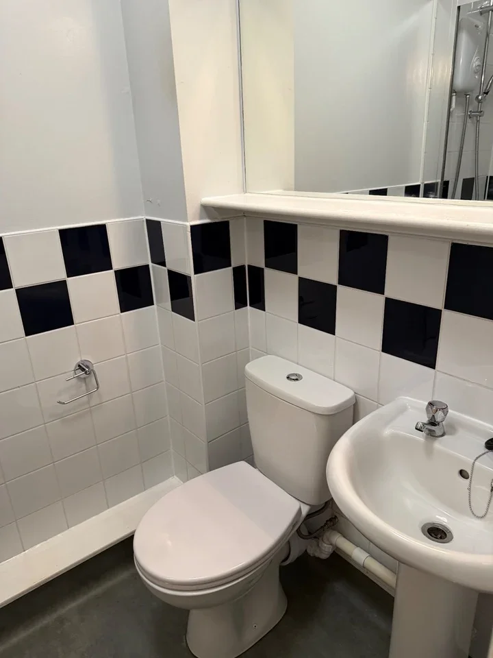Room Hathersage Road in Manchester