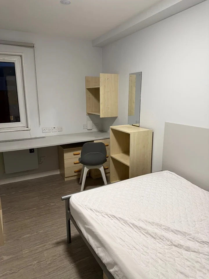 Room Hathersage Road in Manchester