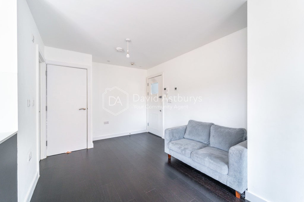 Flat Woodstock Road in Greater London