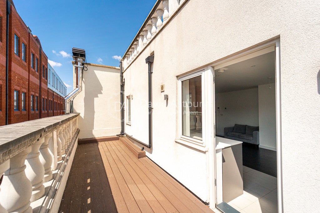 Flat Woodstock Road in Greater London