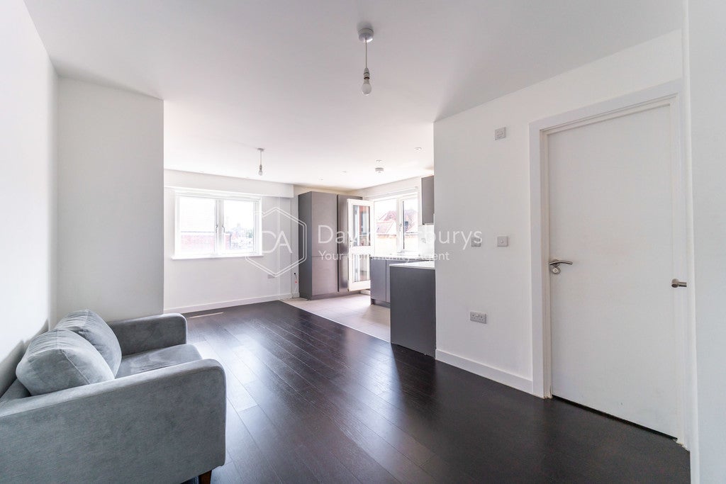 Flat Woodstock Road in Greater London