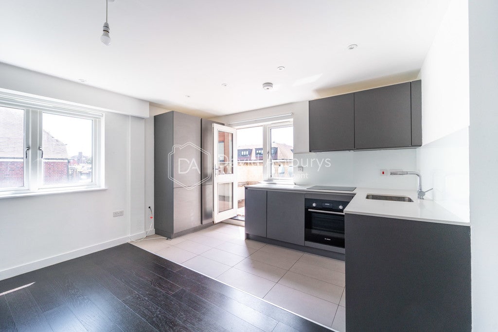 Flat Woodstock Road in Greater London