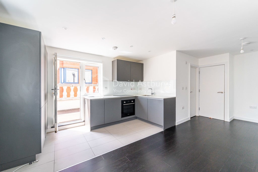 Flat Woodstock Road in Greater London