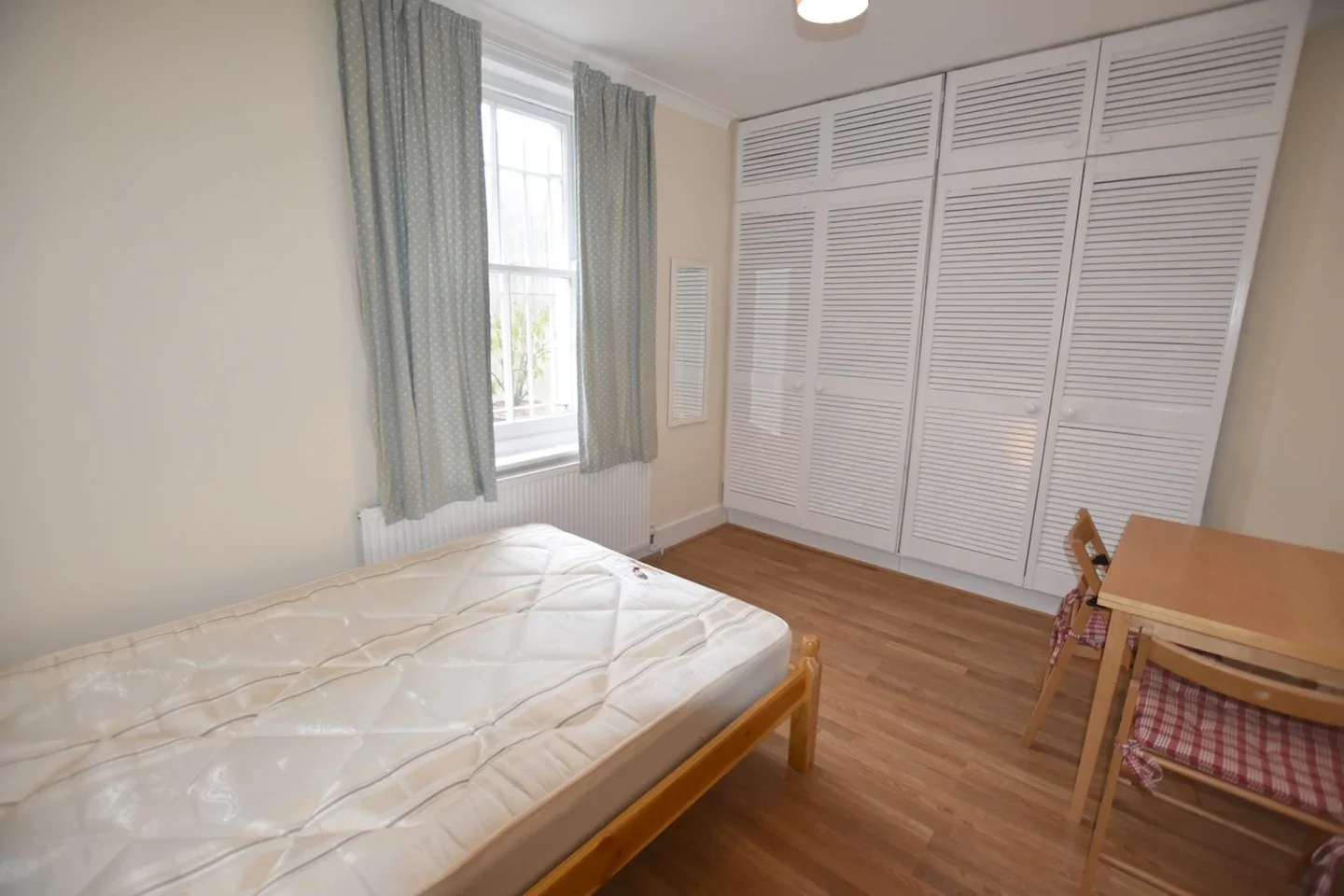 Flat Queen's Club Gardens in Greater London