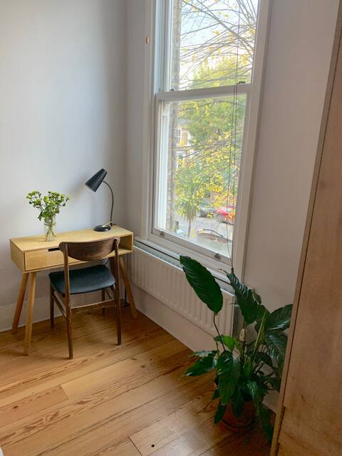 Room Amhurst Road in Greater London