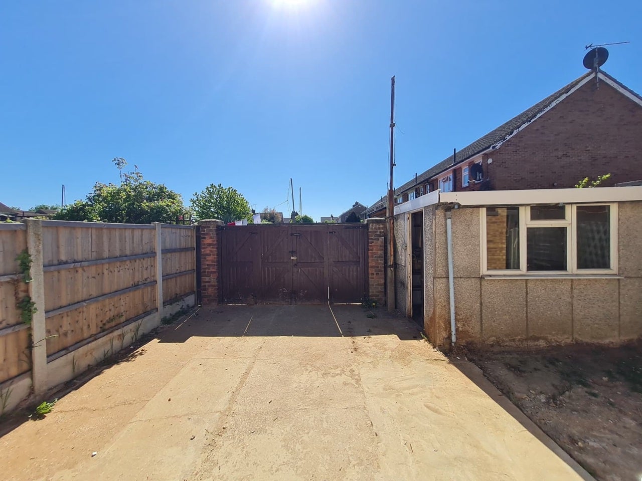 Flat Halton Road in Chadwell St Mary