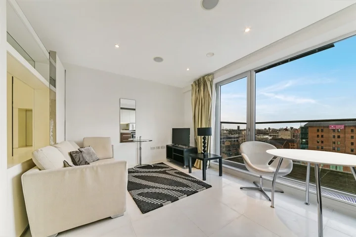 Flat Muirfield Crescent in Greater London