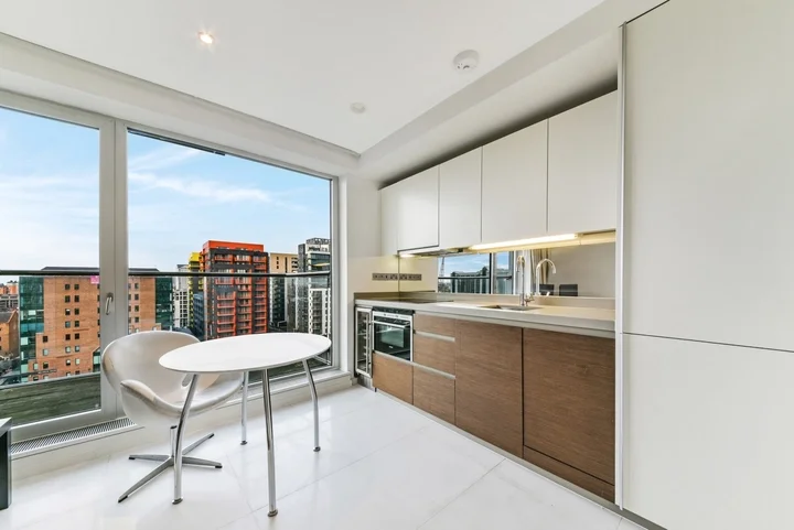 Flat Muirfield Crescent in Greater London