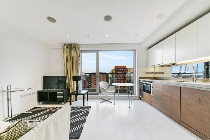 Flat Muirfield Crescent in Greater London