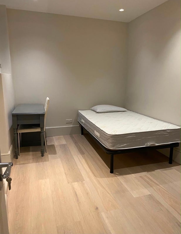 Room Emperor's Gate in Greater London