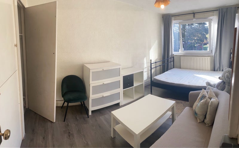 Room Weatherley Close in Greater London