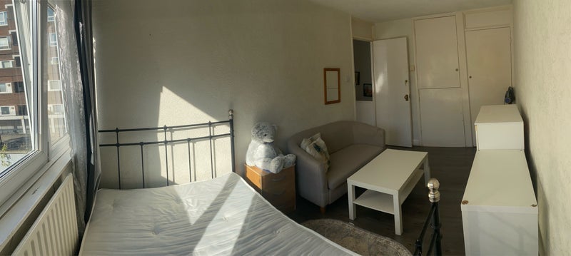 Room Weatherley Close in Greater London