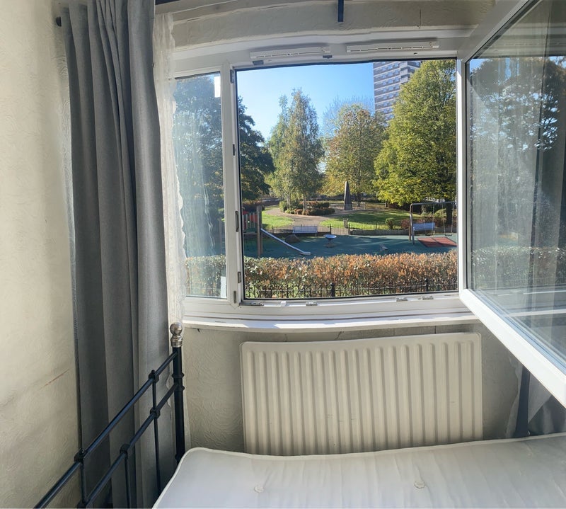 Room Weatherley Close in Greater London