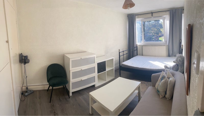 Room Weatherley Close in Greater London