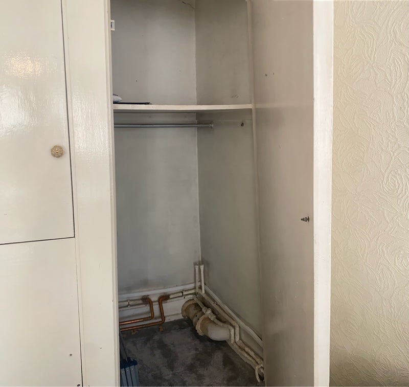 Room Weatherley Close in Greater London