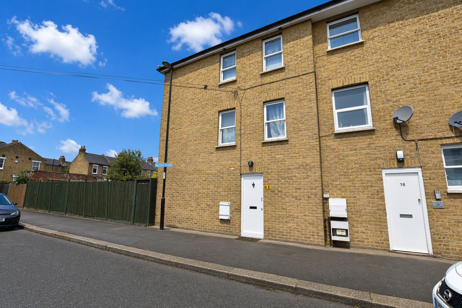 Flat Rutland Park in Greater London