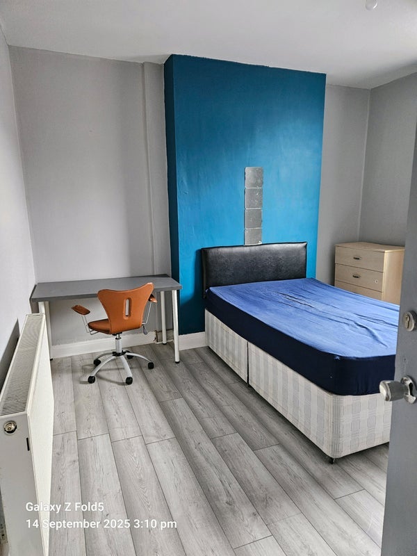 Room Ash Grove in Manchester