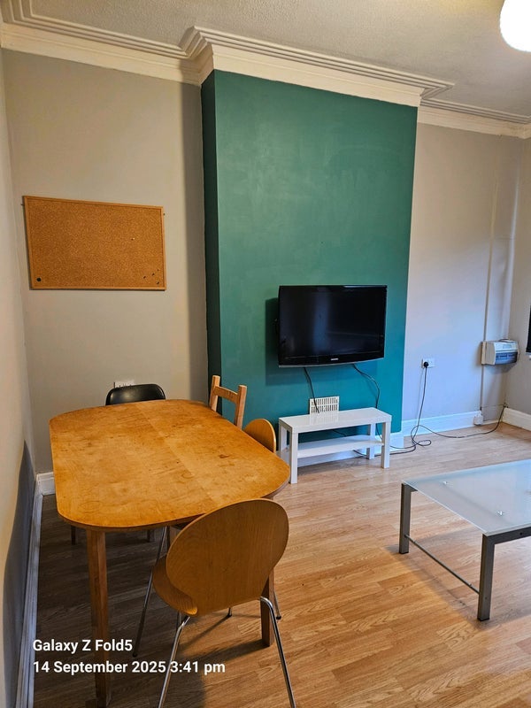 Room Ash Grove in Manchester