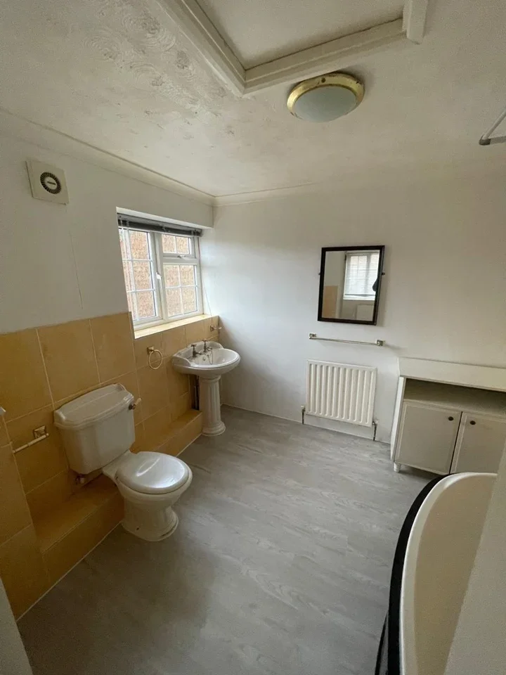 Flat Buckingham Way in Surrey Heath
