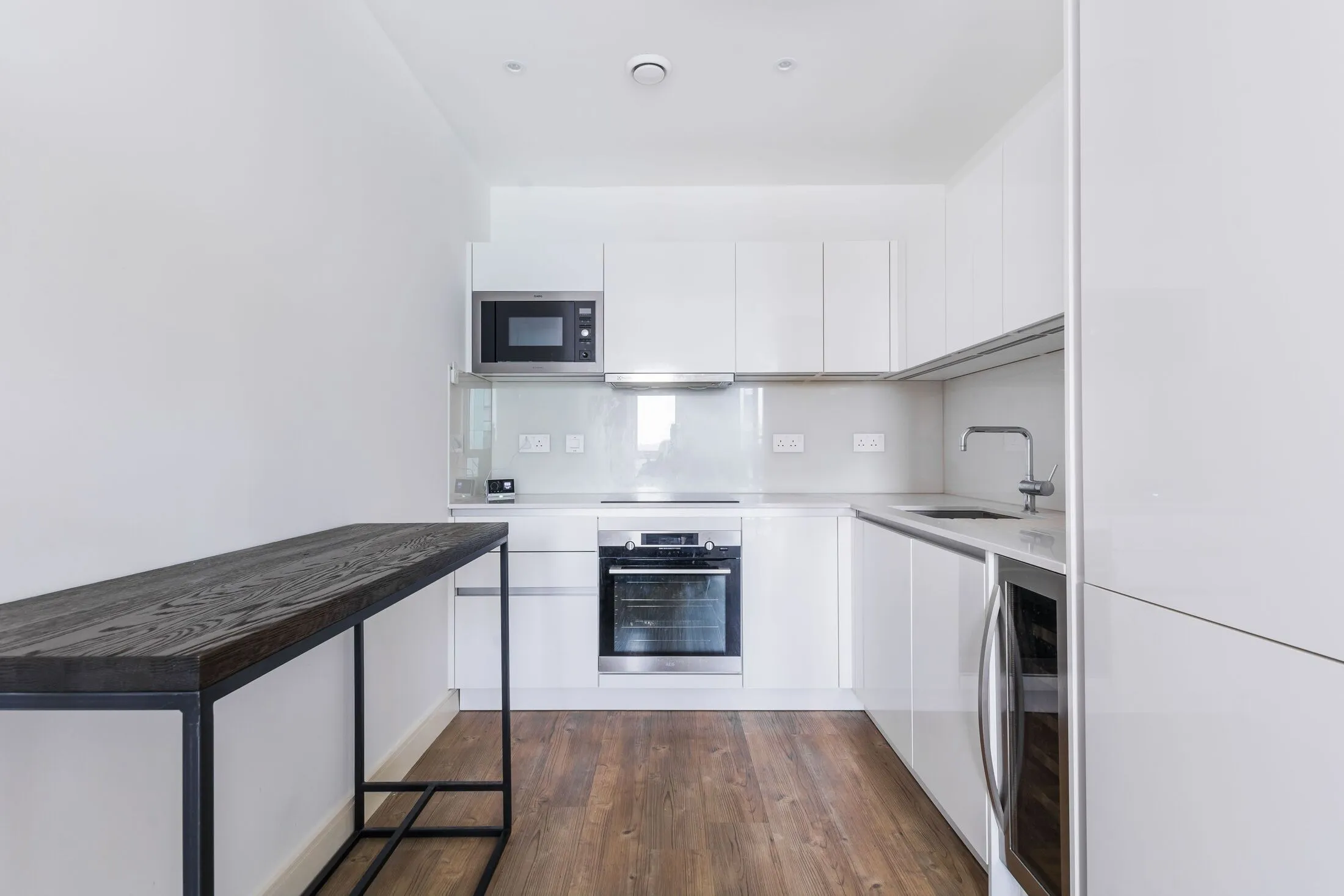 Flat Cable Walk in Greater London