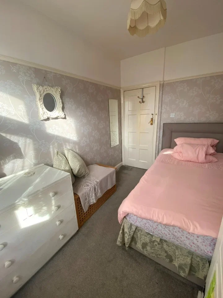 Room Whalebone Lane North in Greater London