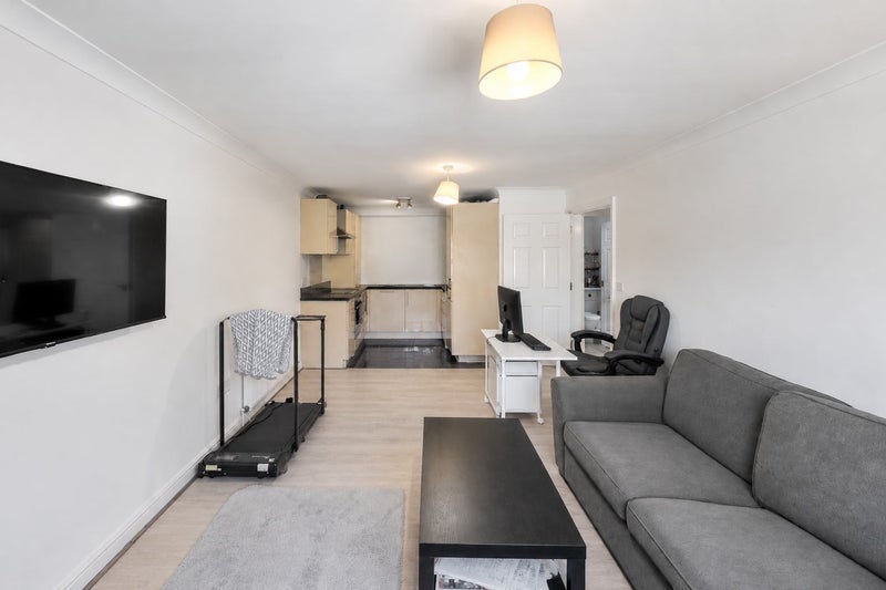 Flat Ravenscroft Road in Greater London