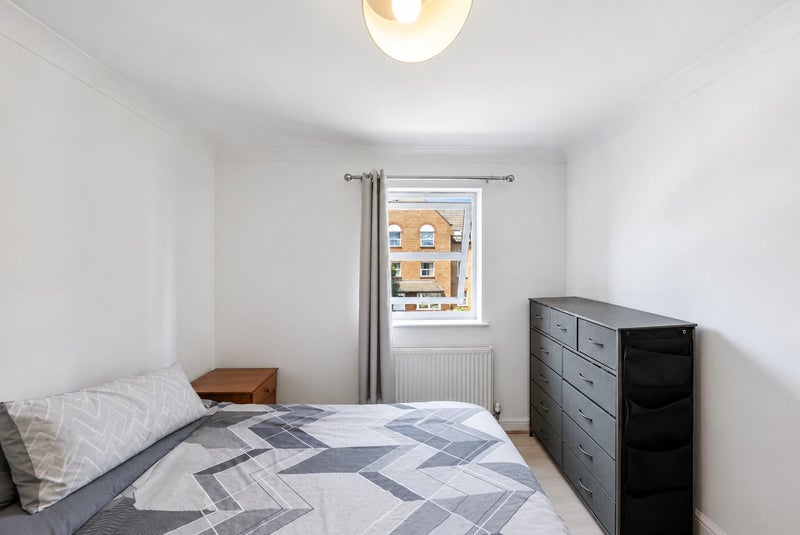 Flat Ravenscroft Road in Greater London