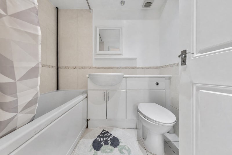 Flat Ravenscroft Road in Greater London