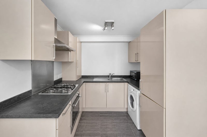 Flat Ravenscroft Road in Greater London