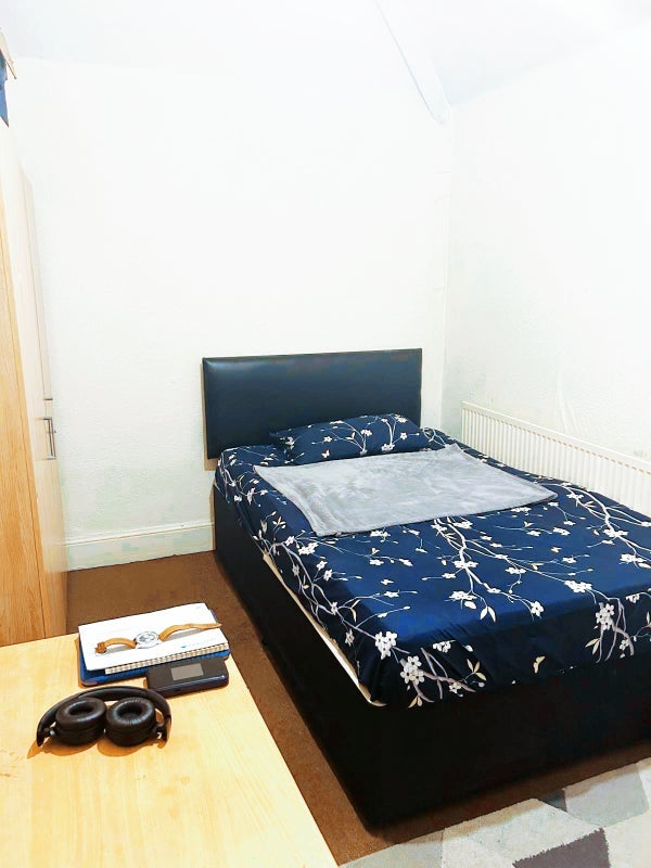 Room Diana Street in Cardiff